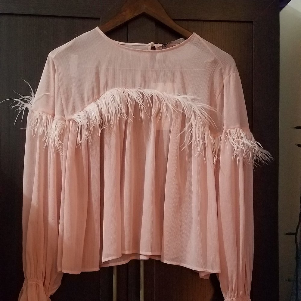 NWT PINK FLOWY FEATHER BLOUSE. - Picture 6 of 6